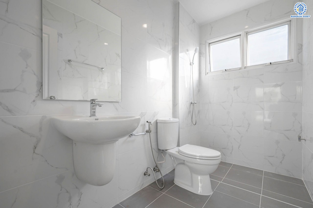 บ้านมือสองตกแต่งใหม่ แบรนด์ LH โครงการ ชัยพฤกษ์ บางบัวทอง หลังใหญ่ เนื้อที่ 94.2 ตร.ว. ฟังก์ชัน 3 ห้องนอน 3 ห้องน้ำ จอดรถได้ 4 คัน พร้อม Facilities ครบครัน บนทำเลเดินทางสะดวก ติดถนนบางกรวย-ไทรน้อย ใกล้เซ็นทรัลเวสต์เกต และรถไฟฟ้าสายสีม่วง "สถานีบางพลู"...